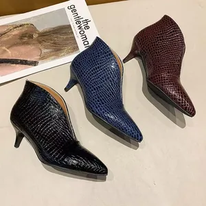 Botines elegantes de punta con tacón alto y textura de cocodrilo en tres colores
