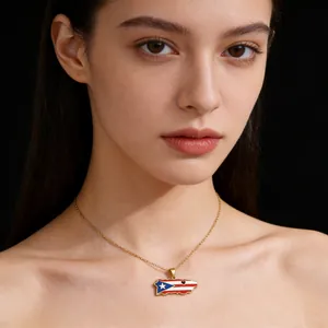 Primo piano della collana con ciondolo mappa bandiera di Porto Rico su una modella.