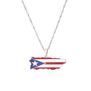 Primo piano di un ciondolo mappa bandiera di Porto Rico su collana in acciaio inossidabile