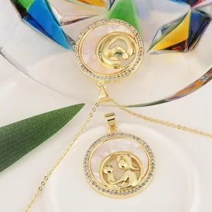 Elegante collana per la festa della mamma con ciondolo silhouette madre e figlio oro CZ