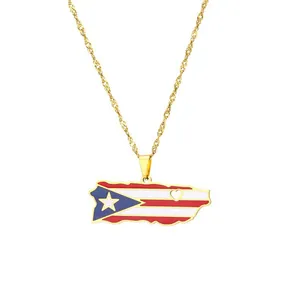 Dettaglio di una collana in acciaio inossidabile dorato con ciondolo bandiera Porto Rico