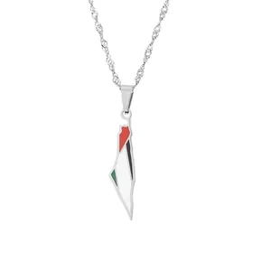 Detailweergave van een roestvrijstalen ketting met Palestijnse kaart hanger