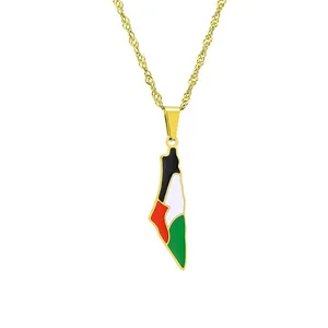 Detail van een goudkleurige roestvrijstalen ketting met Palestijnse vlag hanger