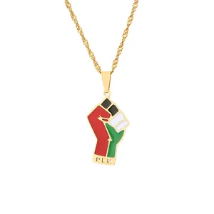 Detailopname van een goudkleurige roestvrijstalen ketting met Palestijnse vuist hanger.
