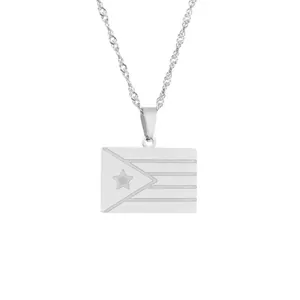 Dettaglio di una collana in acciaio inossidabile con ciondolo bandiera di Porto Rico d'argento.