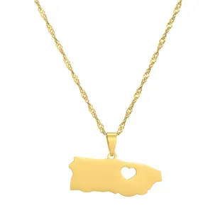 Dettaglio della collana con ciondolo a mappa di Porto Rico dorata con ritaglio a forma di cuore