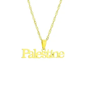 Detailopname van een vergulde roestvrijstalen ketting met Palestina-woordhanger op wit