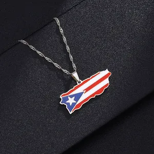 Dettaglio della collana con ciondolo mappa Porto Rico in acciaio inossidabile e smalto bandiera