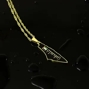 Detail van gouden roestvrijstalen ketting met hanger van de kaart van Palestina en vlag.
