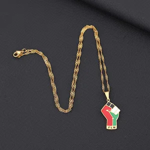 Detailweergave van de Palestijnse vlag vuist hanger aan een gouden stalen ketting