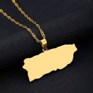 Primo piano di un ciondolo a forma di mappa di Porto Rico dorato su catena a onde.