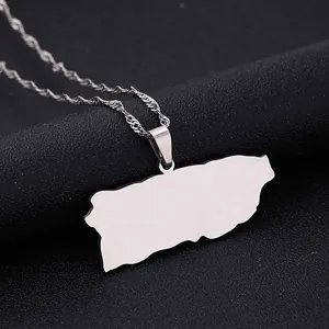 Dettaglio ravvicinato della collana in acciaio inox con ciondolo a forma di mappa di Porto Rico.