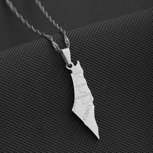 Detail van roestvrijstalen Israël kaart hanger ketting met gegraveerde namen