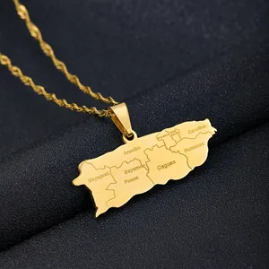 Dettaglio del ciondolo mappa di Porto Rico in acciaio inossidabile dorato inciso