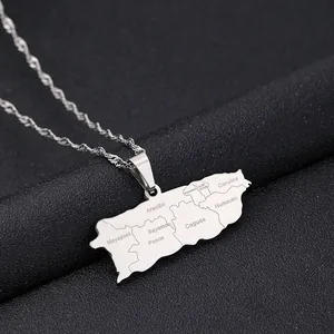 Primo piano di una collana in acciaio inox con ciondolo mappa di Porto Rico e incisioni.