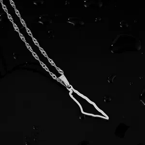 Detailopname van roestvrijstalen Palestina kaart hanger ketting op zwarte ondergrond