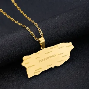 Primo piano dettagliato di una collana con ciondolo mappa di Porto Rico in oro con nomi di città