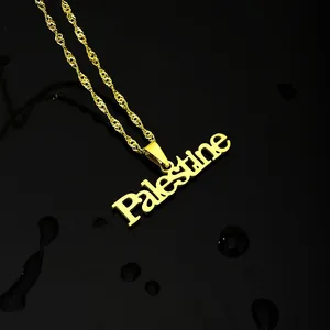 Detailopname van gouden roestvrijstalen Palestina-letter hanger ketting op zwart
