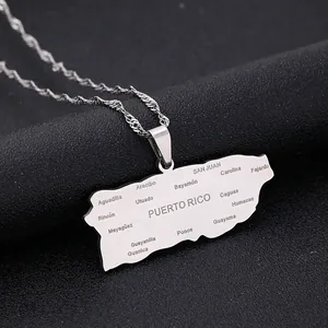 Dettaglio della collana con ciondolo mappa di Porto Rico in acciaio con nomi di città