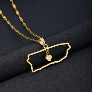 Dettaglio della collana con mappa di Porto Rico dorata e ciondolo a cuore in acciaio inox.