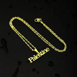 Detailweergave van de gouden Palestina hanger ketting van roestvrij staal op natte ondergrond
