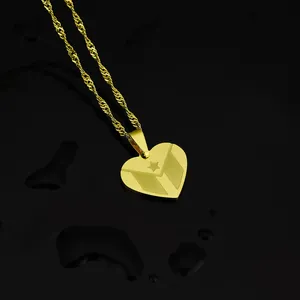 Primo piano di un ciondolo a cuore in acciaio inossidabile con bandiera di Porto Rico
