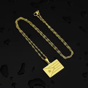 Dettaglio macro della collana con pendente bandiera Porto Rico in acciaio dorato