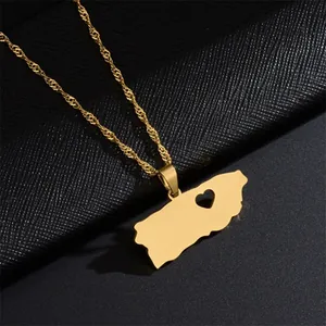 Dettaglio della collana con mappa di Porto Rico in acciaio dorato e cuore traforato