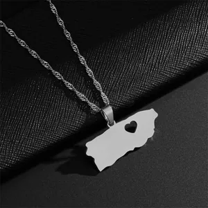 Dettaglio di una collana con ciondolo a forma di mappa di Porto Rico in acciaio inossidabile.
