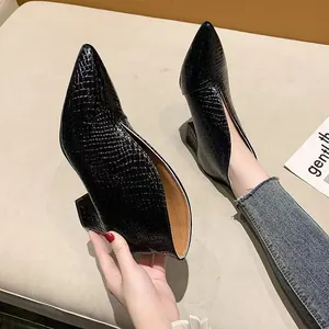 Elegantes botines negros de punta con textura de cocodrilo y apertura en forma de V