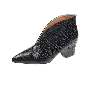 Botines negros con relieve de cocodrilo, punta fina y escote en V con tacón ancho