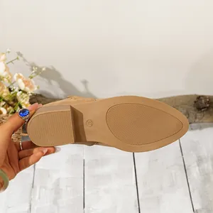 Vista detallada de la suela de un zapato de punta con tacón de bloque para mujer, talla 37