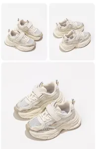 Gedetailleerd overzicht van ademende gebroken witte chunky kindersneakers met mesh