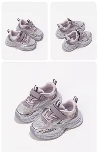 Detailweergave van ademende paarse mesh kindersneakers met klittenbandsluiting