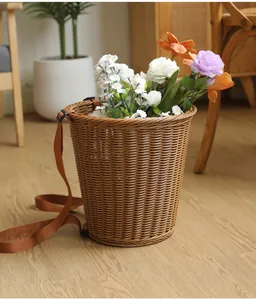 Vista detallada de una cesta mochila de mimbre tejida a mano con flores de colores