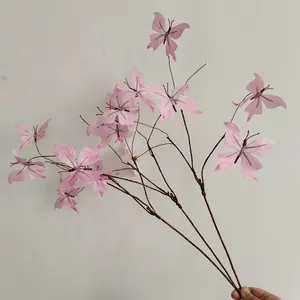 Nahaufnahme von künstlichen rosa Schmetterlingszweigen für die Hochzeitsdekoration