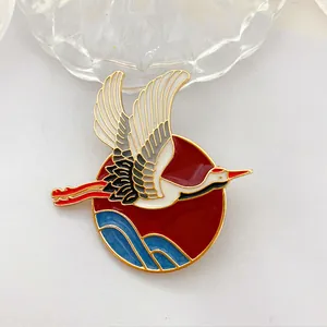Vista detallada de un elegante broche de esmalte estilo oriental vintage con grulla