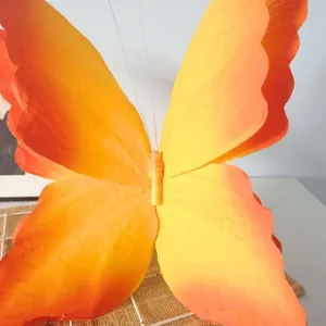 Großer doppellagiger orangefarbener Papier-Schmetterling für Hochzeit und Schaufensterdeko