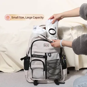 Sacchetti per sottovuoto a mano per vestiti da viaggio dentro uno zaino grigio