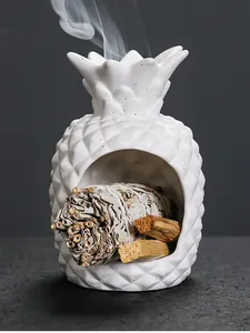 Witte keramische ananas wierookbrander met Palo Santo en witte salie bundels