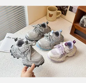 Détails des baskets chunky en maille respirante pour filles en trois coloris différents.