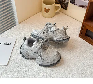 Gros plan de baskets compensées argentées pour filles avec mesh respirant et cœurs