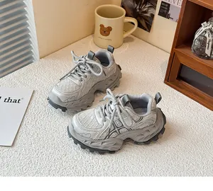 Baskets chunky grises en mesh pour filles présentées dans un décor lifestyle chaleureux
