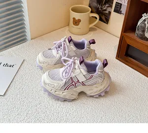 Vue détaillée des baskets en maille respirante violette pour filles avec cœurs