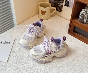 Gros plan de baskets chunky en mesh lavande pour filles avec semelles crantées en décor