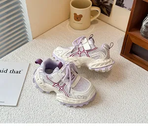 Gros plan de baskets chunky en maille respirante violet et blanc pour filles
