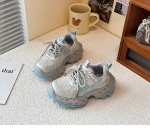 Détail montrant les baskets chunky bleu clair pour filles avec un mesh respirant et souple