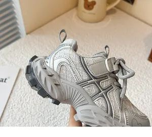 Détail de baskets compensées grises pour filles avec maille respirante et motif cœur
