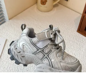 Vue détaillée de baskets grises pour filles avec mesh et fermeture à bande velcro