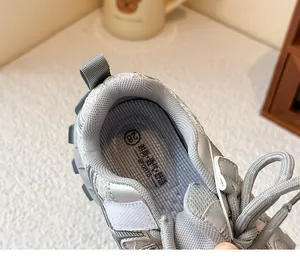 Gros plan sur l'intérieur en maille respirante et le col rembourré des baskets pour enfants.